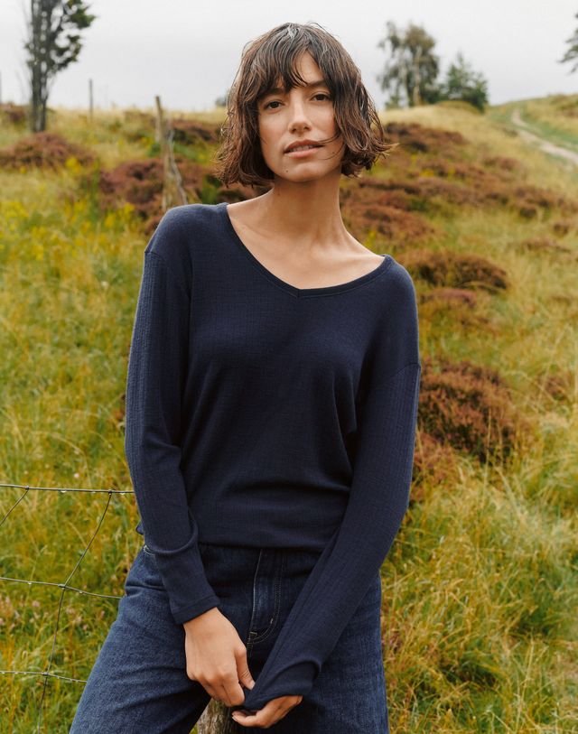 Women's wide-rib merino wool V-neck long-sleeve top