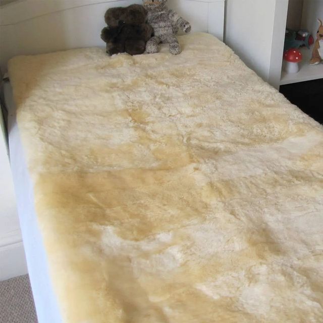 Kids' patchwork lambskin bed cover, 70 x 140 cm
