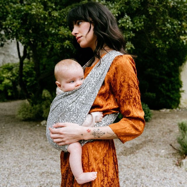 Cotton baby carrier with no knots or straps